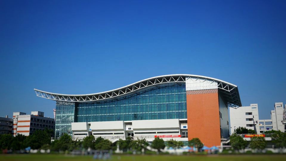 广东女子职业技术学院（Guangdong Women's Polytechnic College）由广东省妇联主办、经广东省人民政府批准成立的公办女子高等学府，学校为广东省级示范性高职院校，是广东省职业院校“双师型”教师培训基地、全国家庭教育学会广州培训基地、全国职业院校数字校园建设实验校。